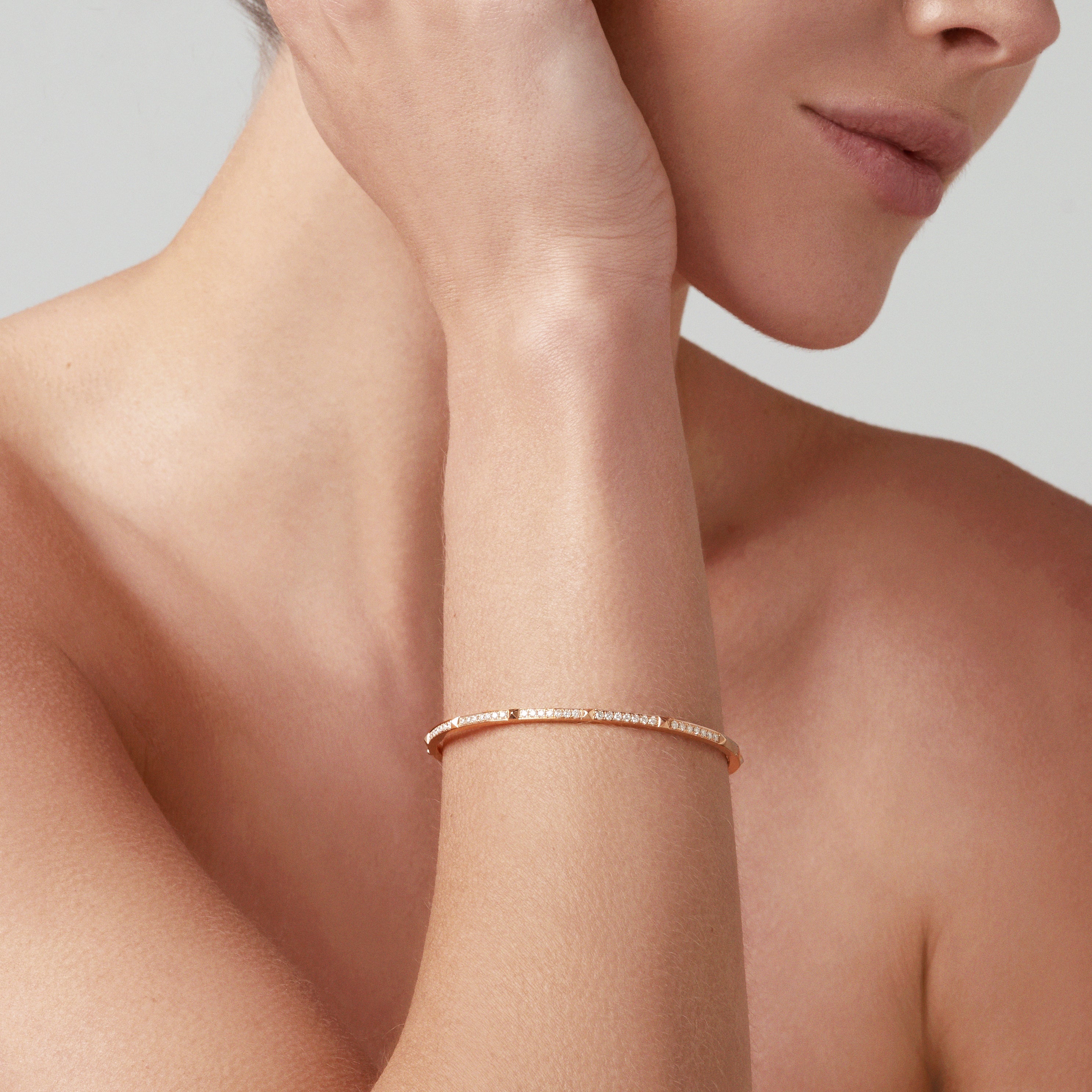 R.08® Une Bangle | Rose Gold - Image 3